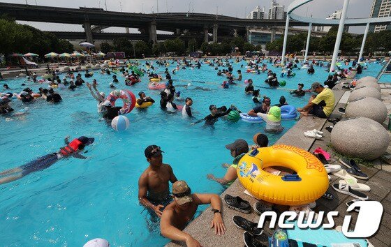 서울 광진구 뚝섬한강공원 수영장을 찾은 시민들이 물놀이를 즐기며 더위를 식히고 있다. / 사진=뉴스1